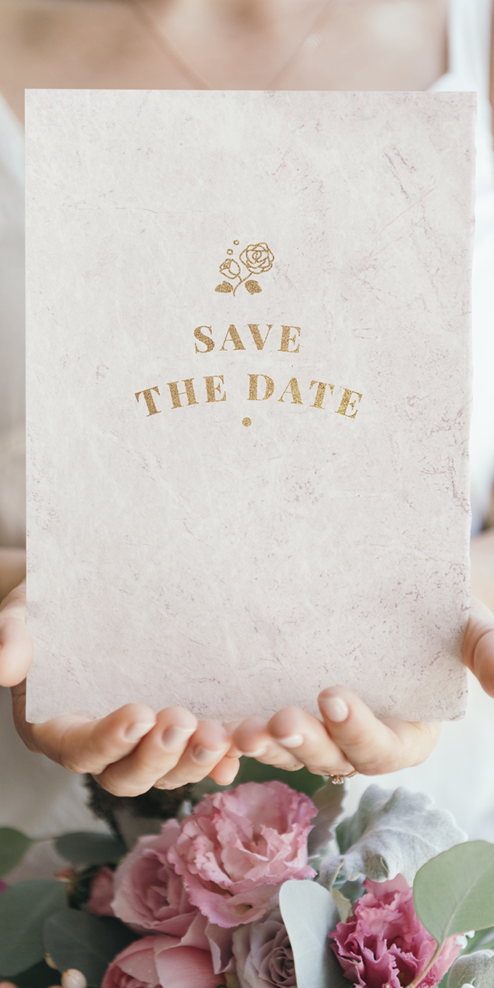 Invitación digital de boda vista en un celular, con portada, cuenta regresiva y botón para confirmar