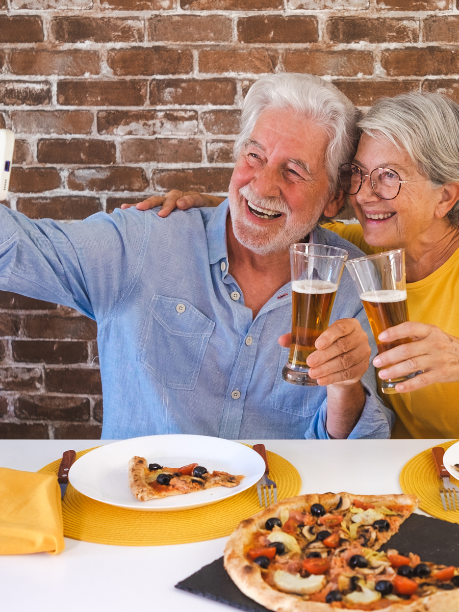 Pareja adulta brindando en una cena de aniversario