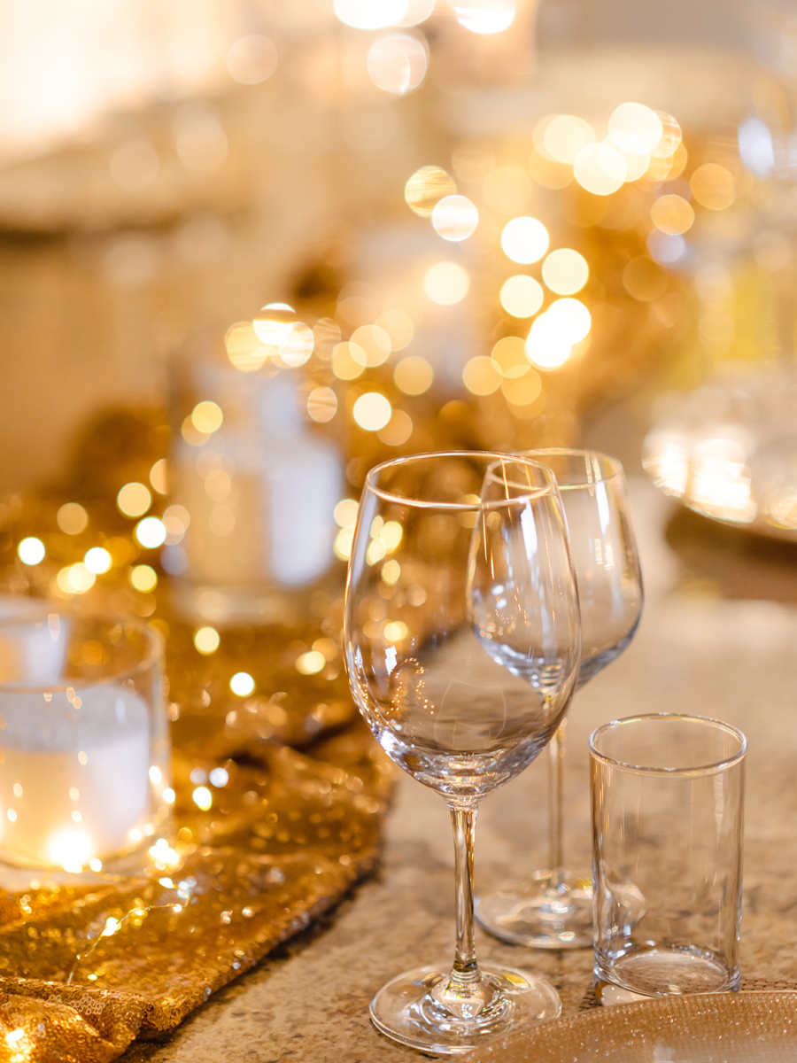 Mesa de gala con copas y velas encendidas