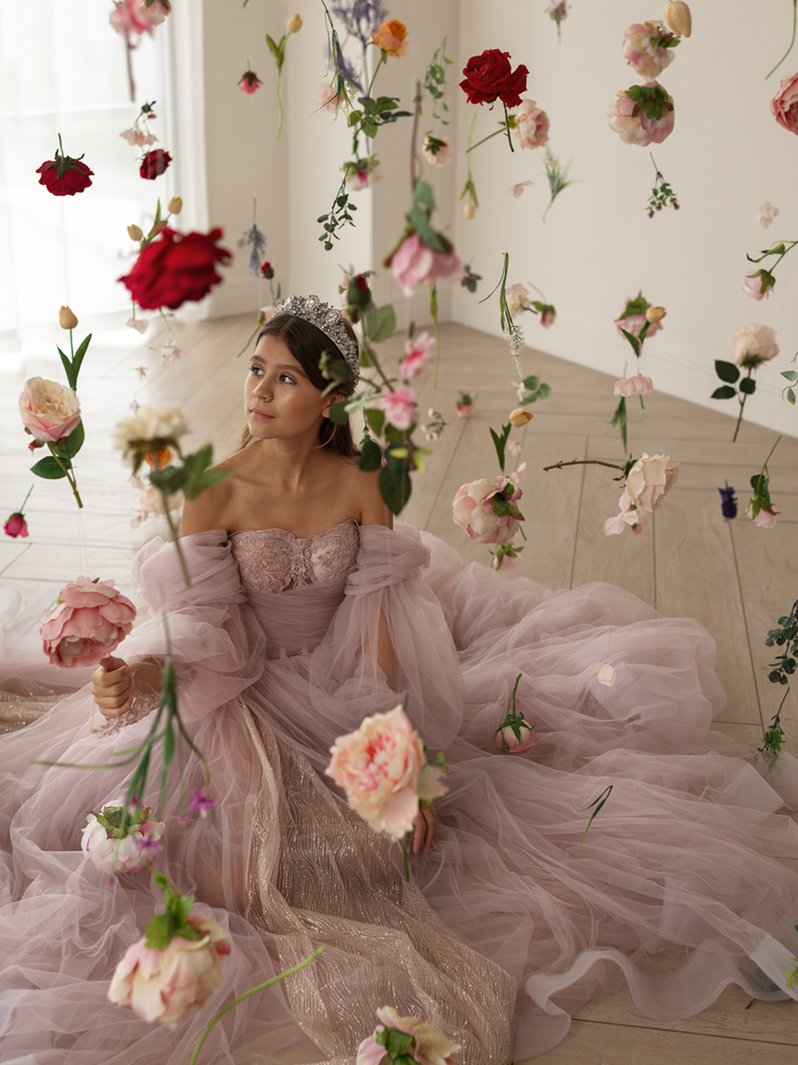 Quinceañera con vestido de gala en un salón decorado