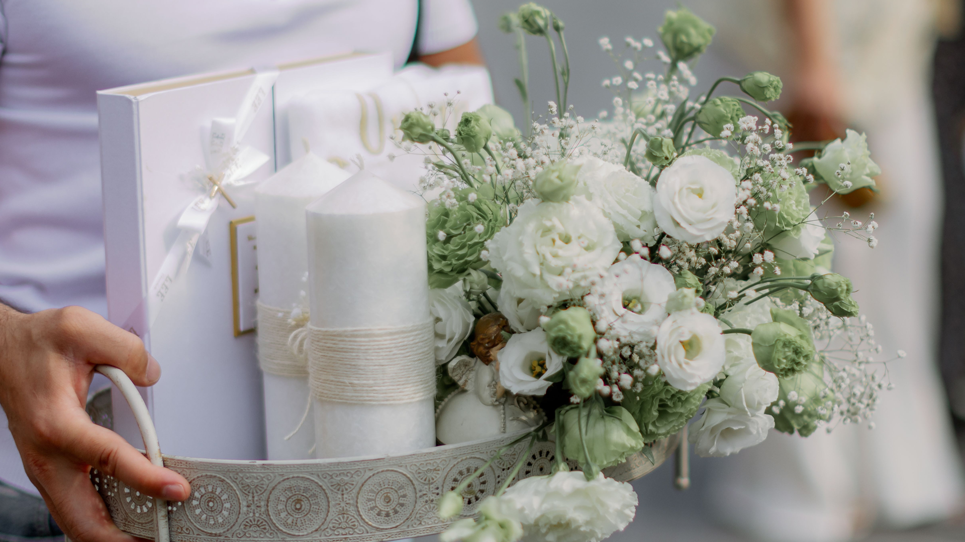 Detalle de ropón blanco y vela de bautizo
