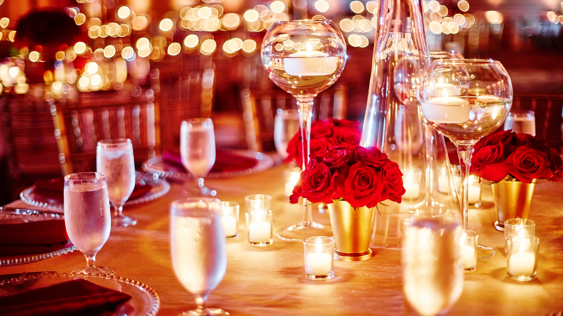 Mesa de gala con copas y velas encendidas