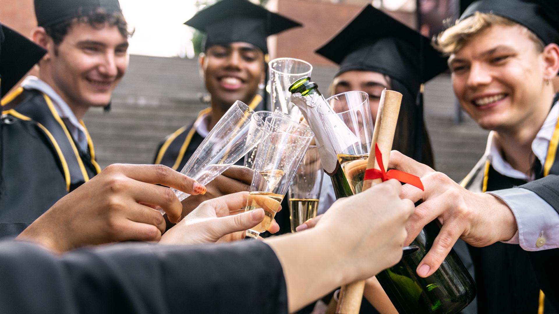 Graduados lanzando sus birretes al aire