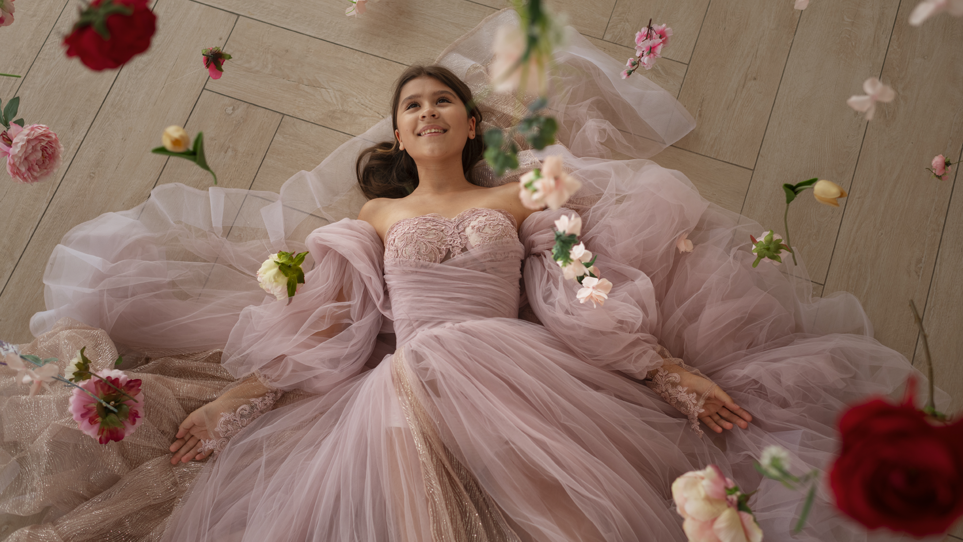 Quinceañera con vestido de gala en un salón decorado