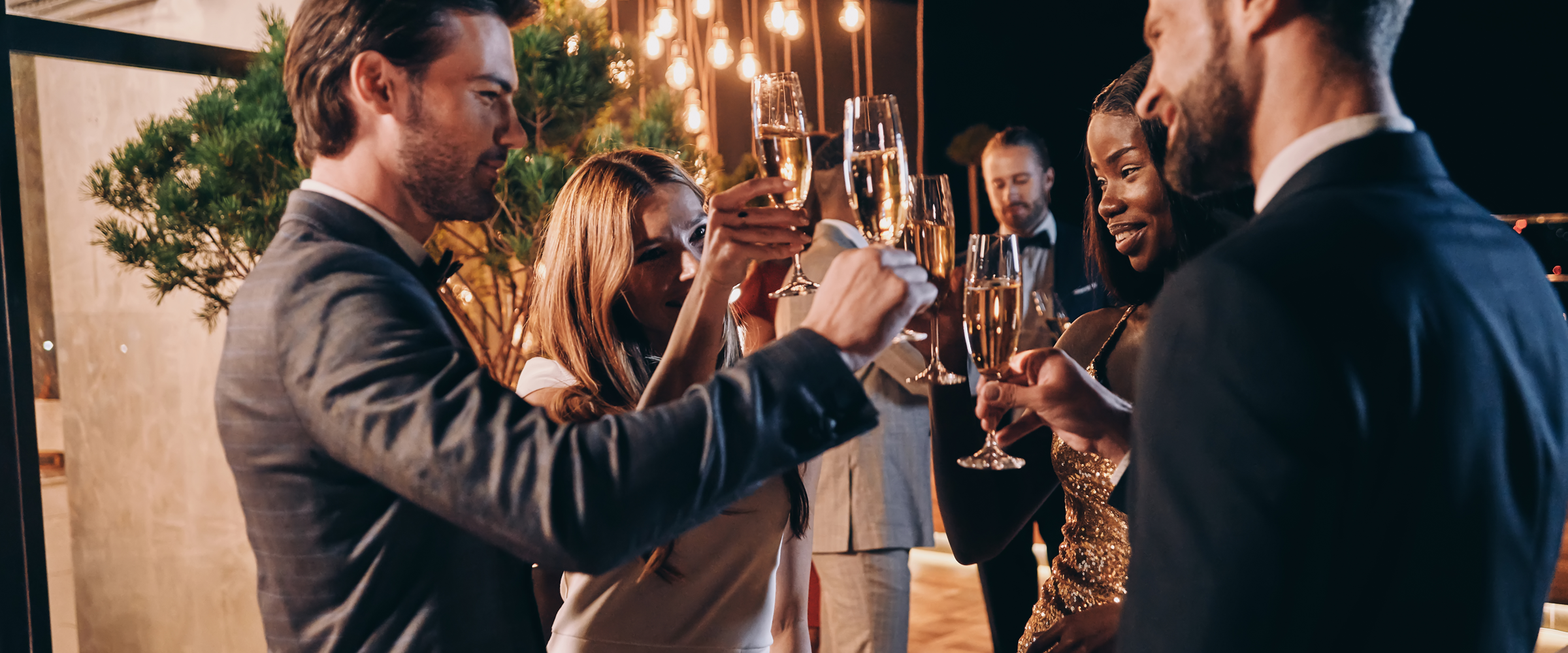 Invitados de una boda brindando durante la recepción