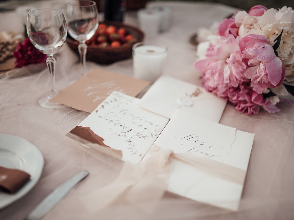 Detalle de una mesa de boda con flores y tarjetas