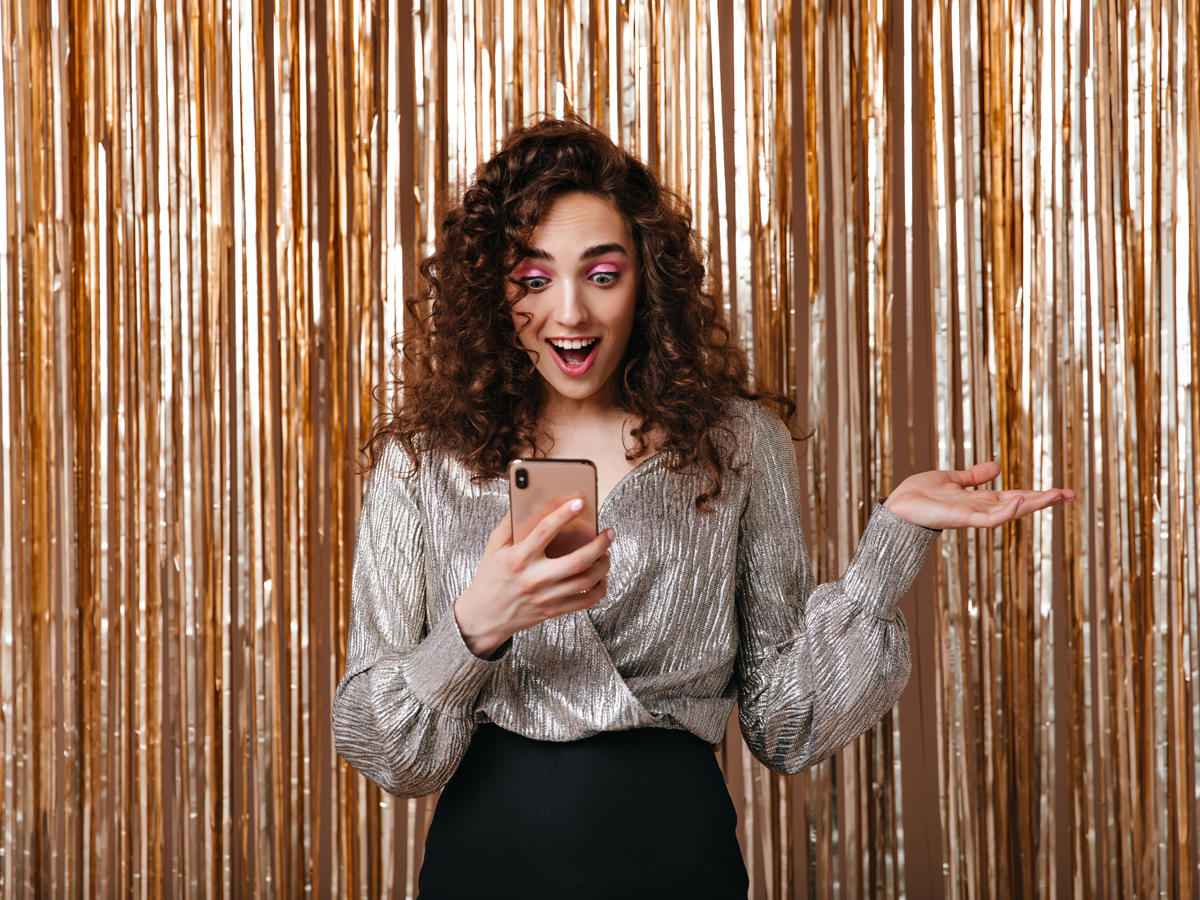Anfitriona revisando en su celular las confirmaciones de sus invitados